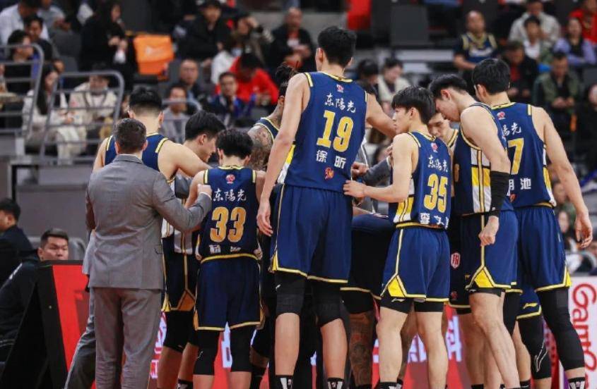 实力强悍对手不容小觑，球队智取战术成功晋级