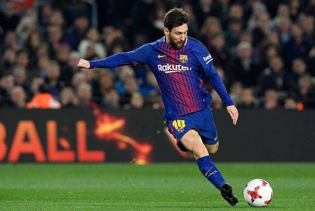 梅西双响贡献胜利，巴萨继续追赶曼联