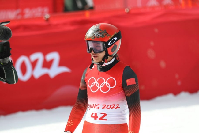瑞士滑雪选手稳健技术，夺取金牌