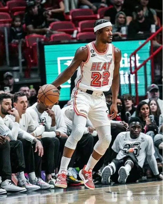 包含人击败热火，西蒙斯广东队友起到关键作用的词条