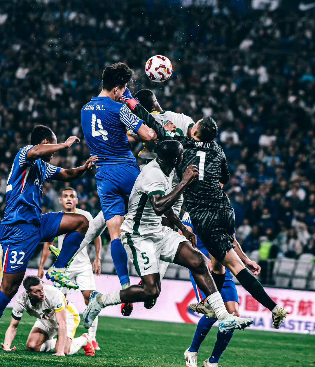 包含申花披露伤病情况，主力球员或将缺席接下来数场比赛的词条