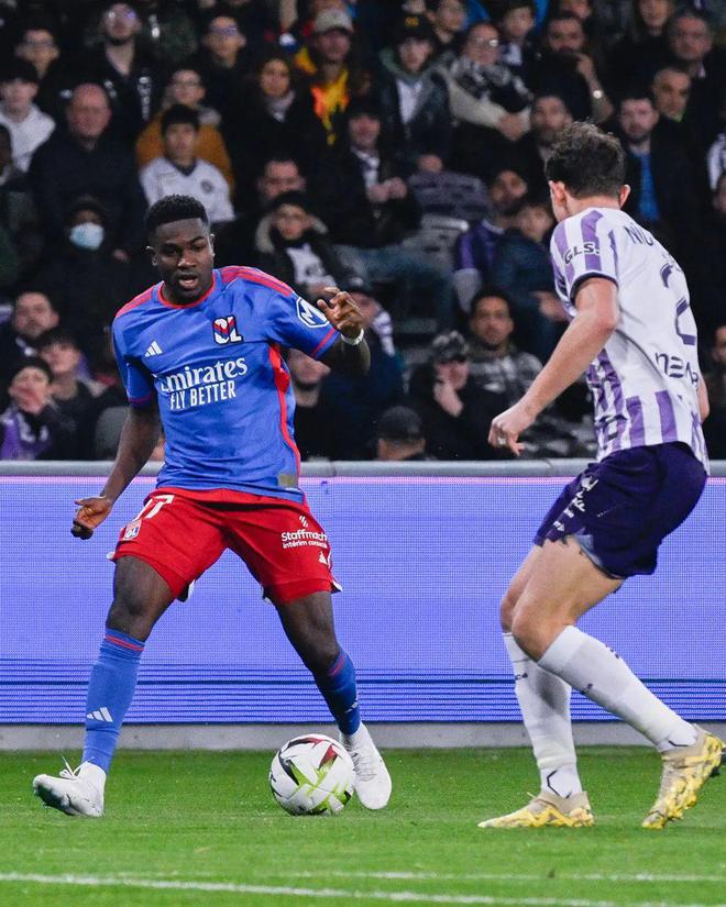 包含里昂客场带走三分，继续保持领先的词条