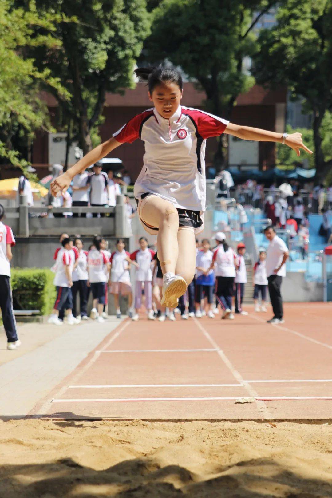 运动员们在比赛中展现出色技巧和毅力