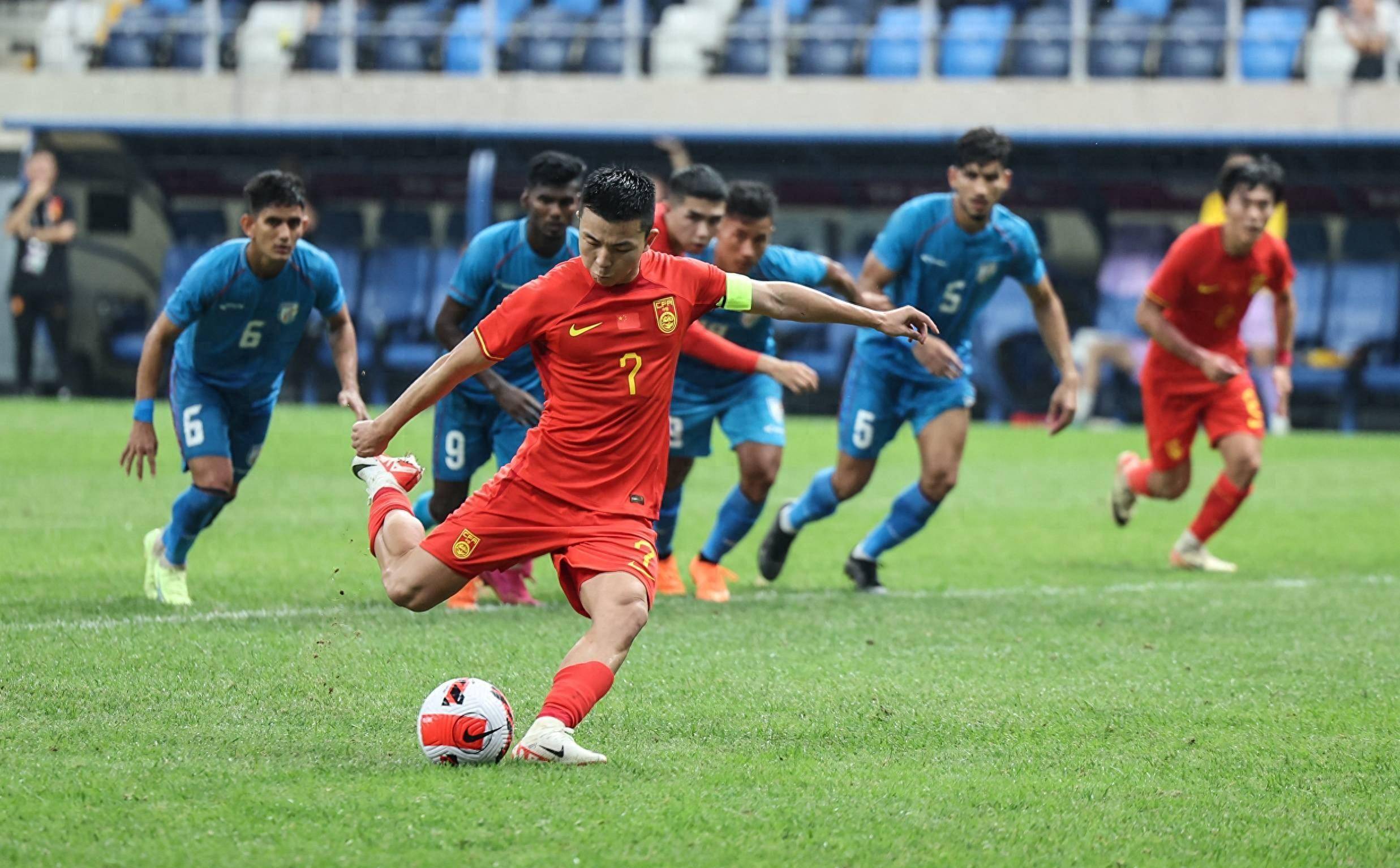 中国队在足球赛事中大获全胜