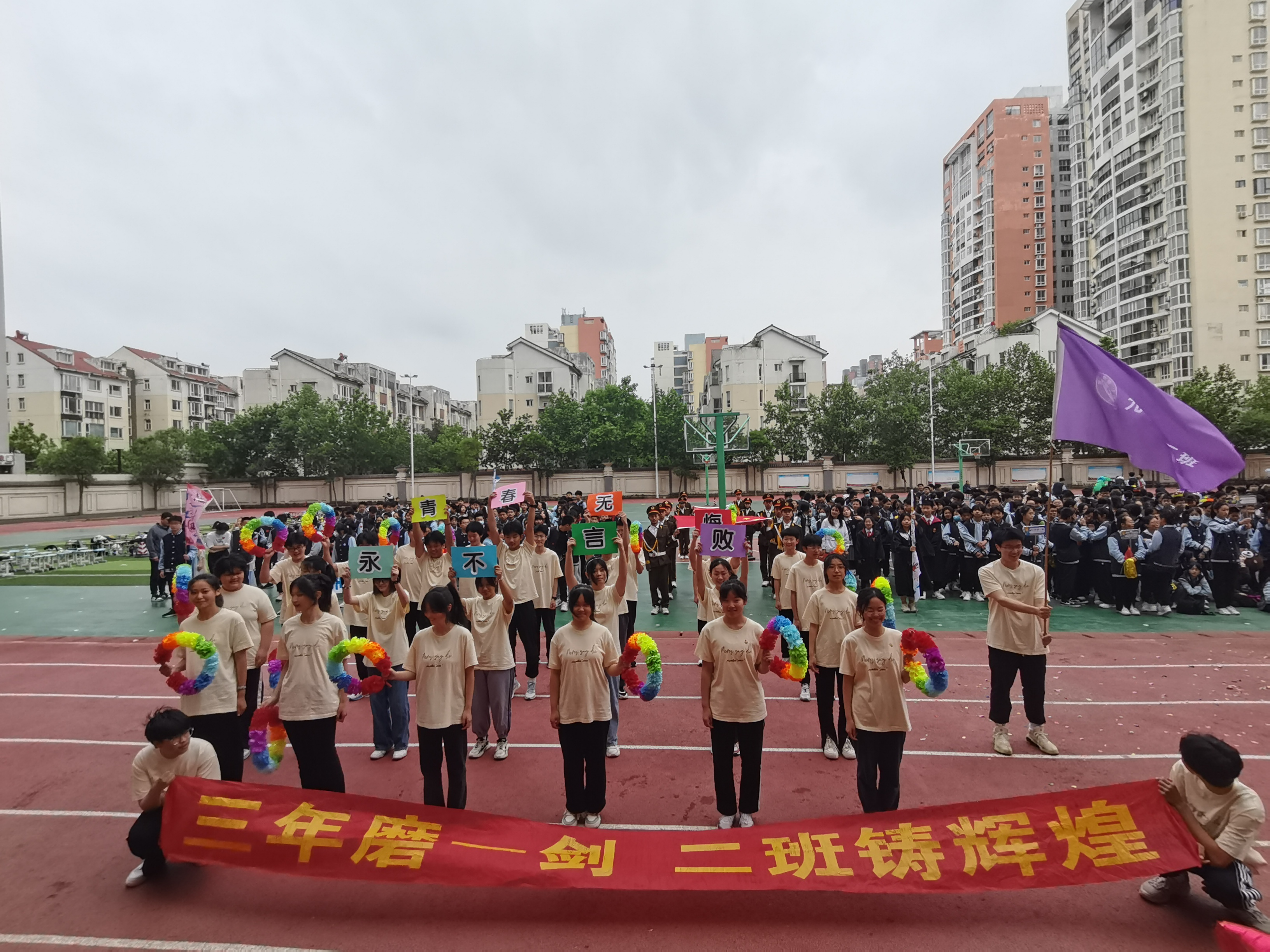 中国队员斗志昂扬，奋勇拼搏比赛的简单介绍