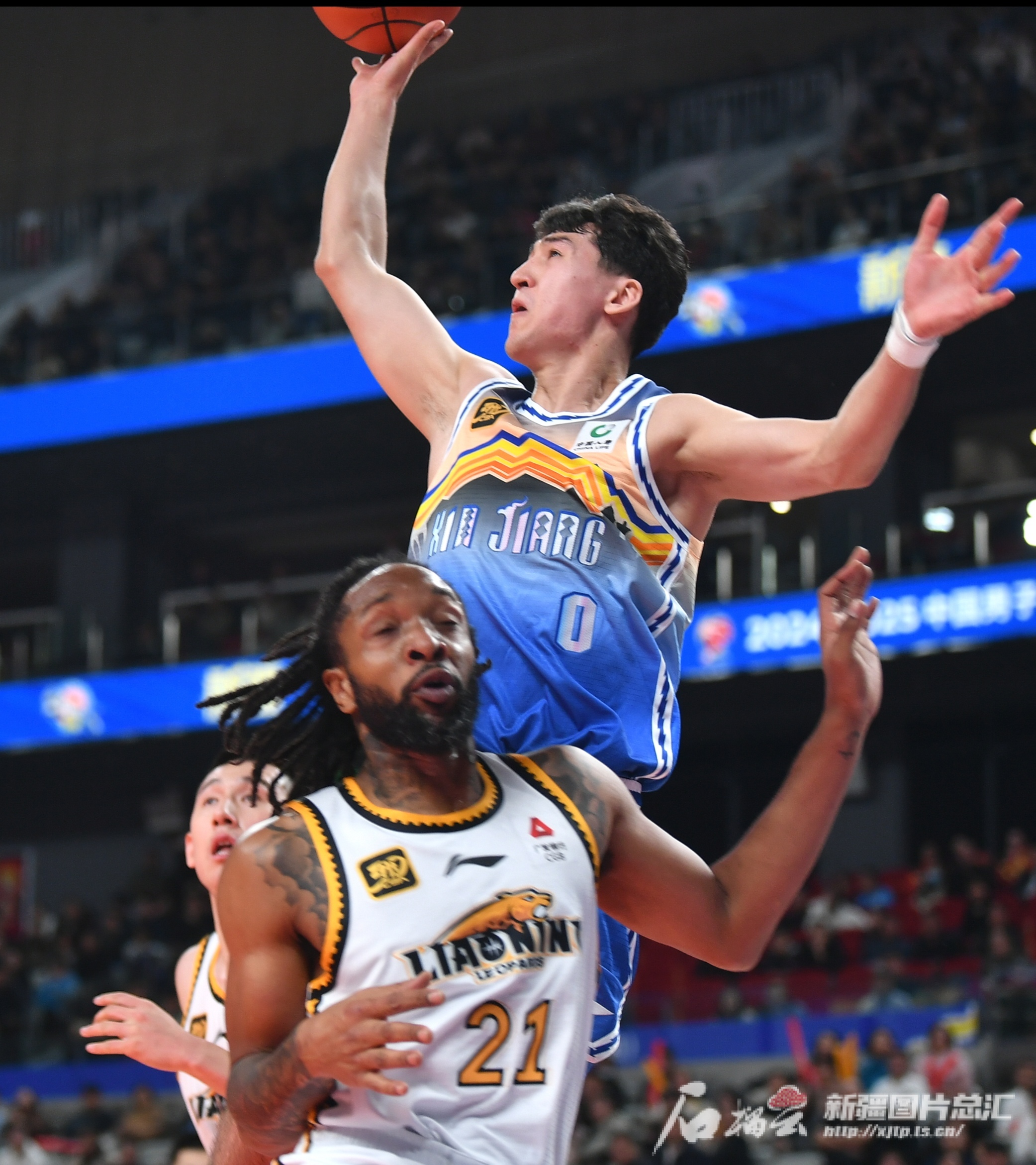 新疆男篮在主场逆转赢得比赛