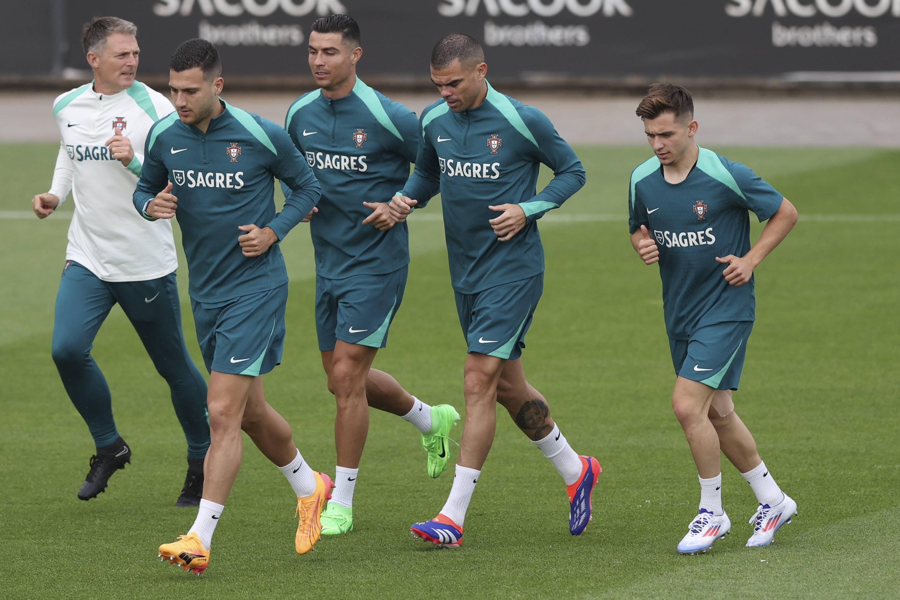 欧洲联赛球队球员集中训练备战