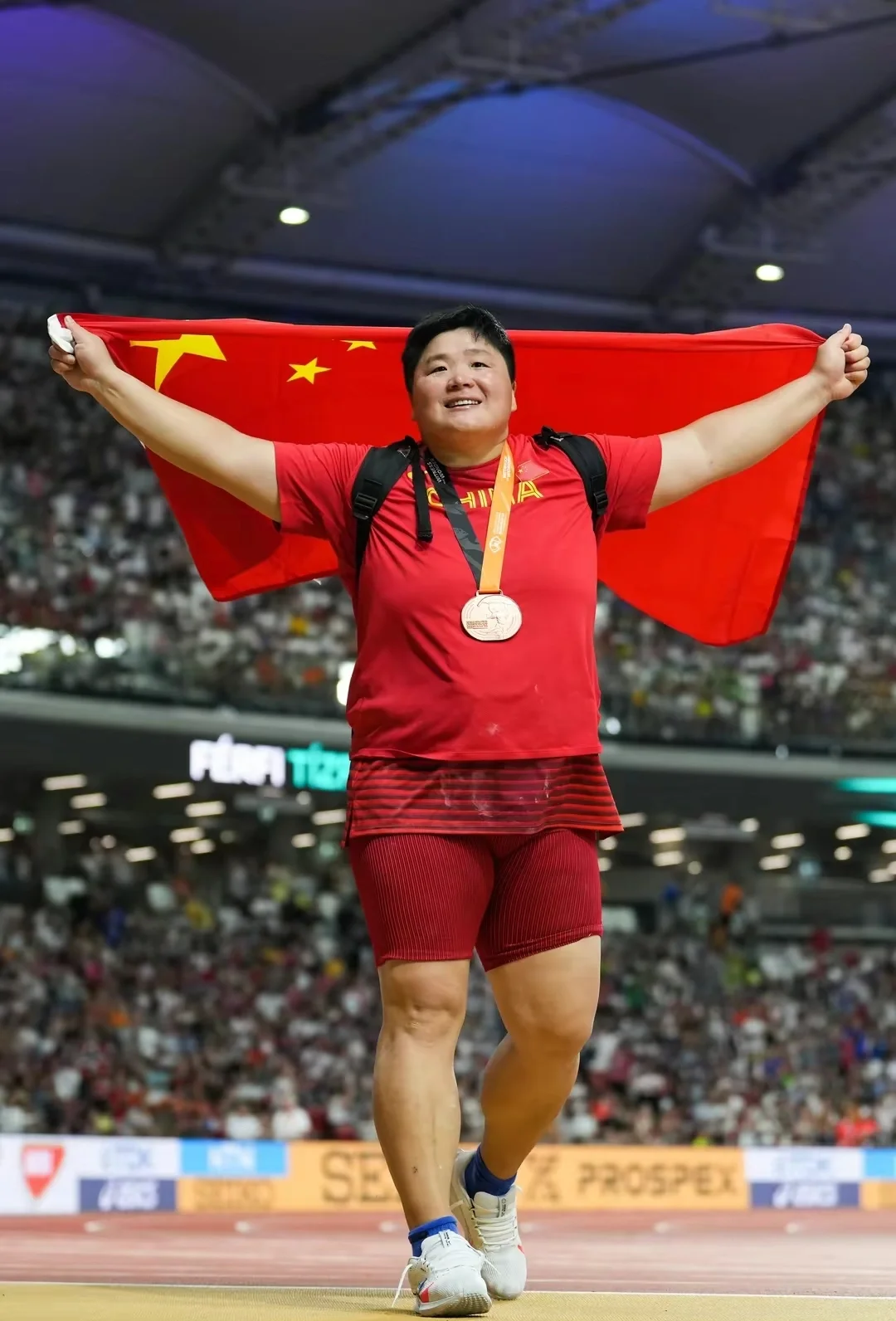 田径比赛中国队选手登上领奖台