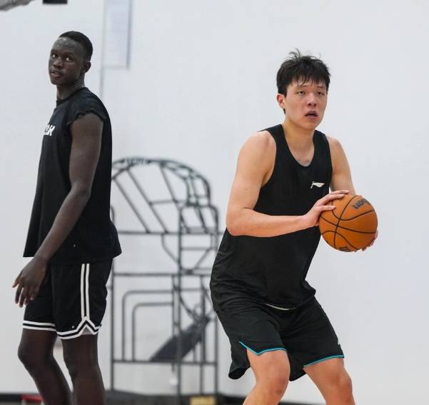 爵士联赛领先，周琦打出全面表现