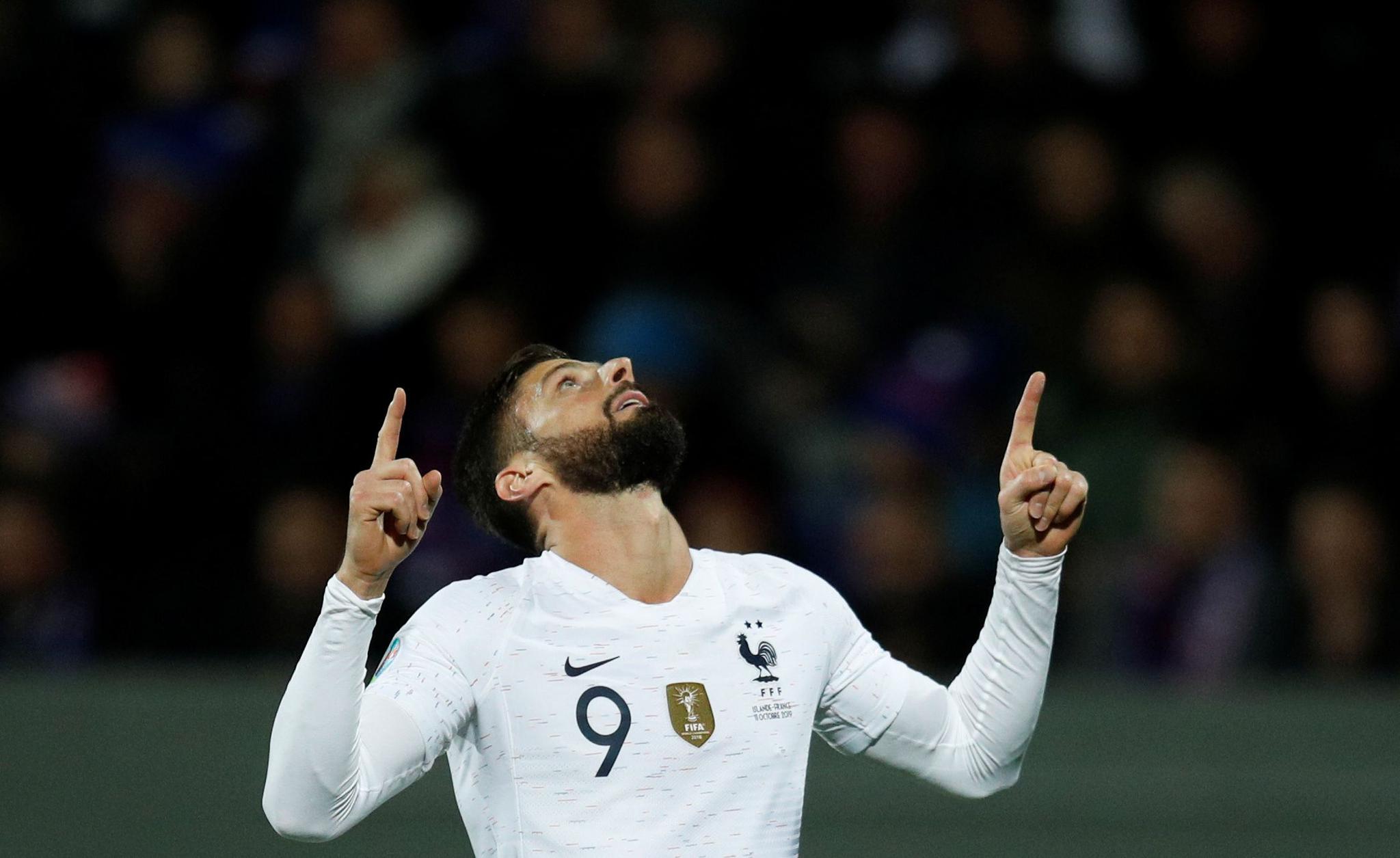 冰岛选手表现亮眼获得足球比赛冠军