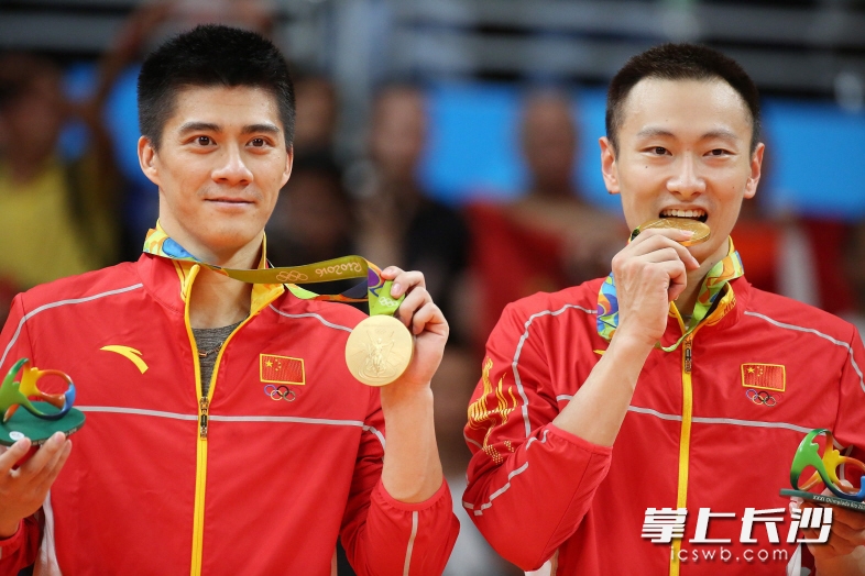 篮球冠军夺冠激动拥抱，赛场上精彩绽放的简单介绍