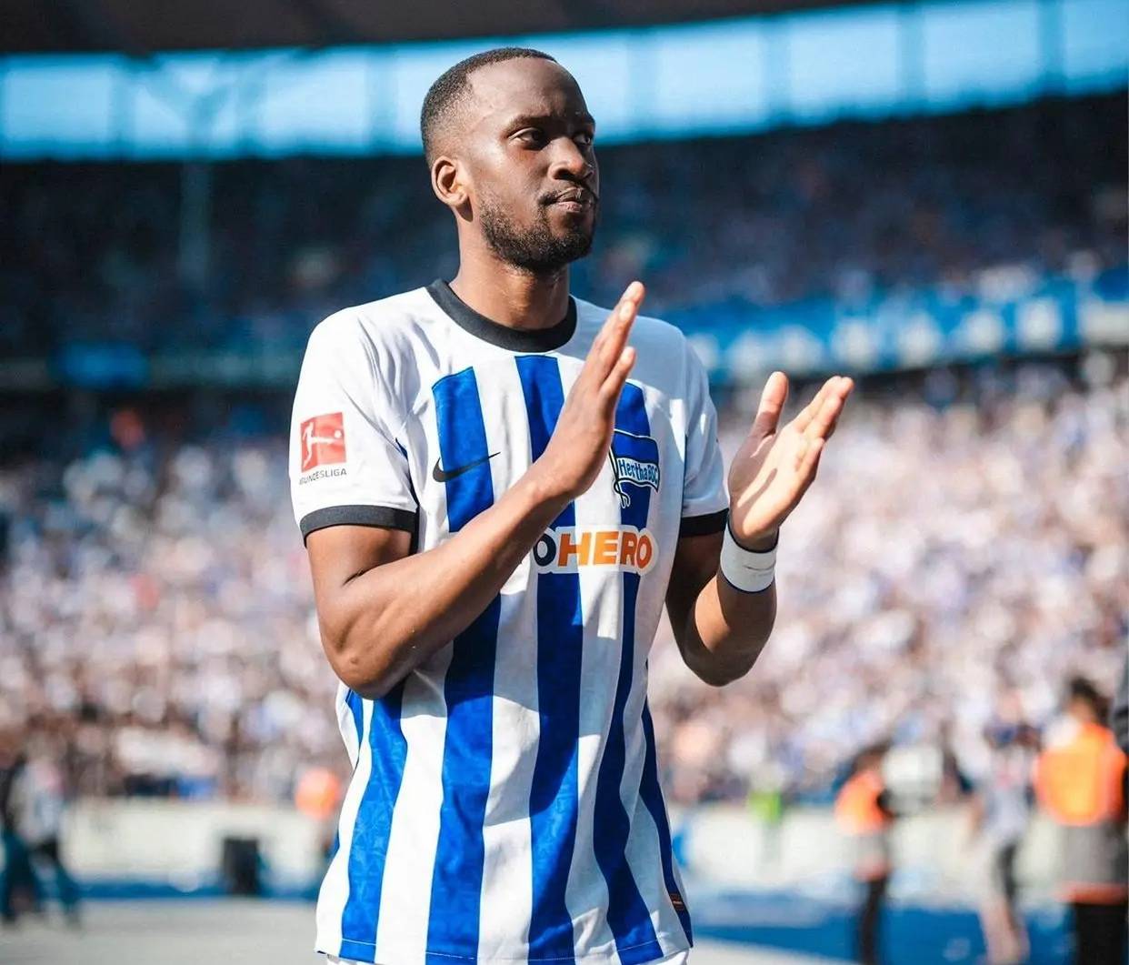 包含柏林赫塔队取得关键胜利，士气高涨的词条