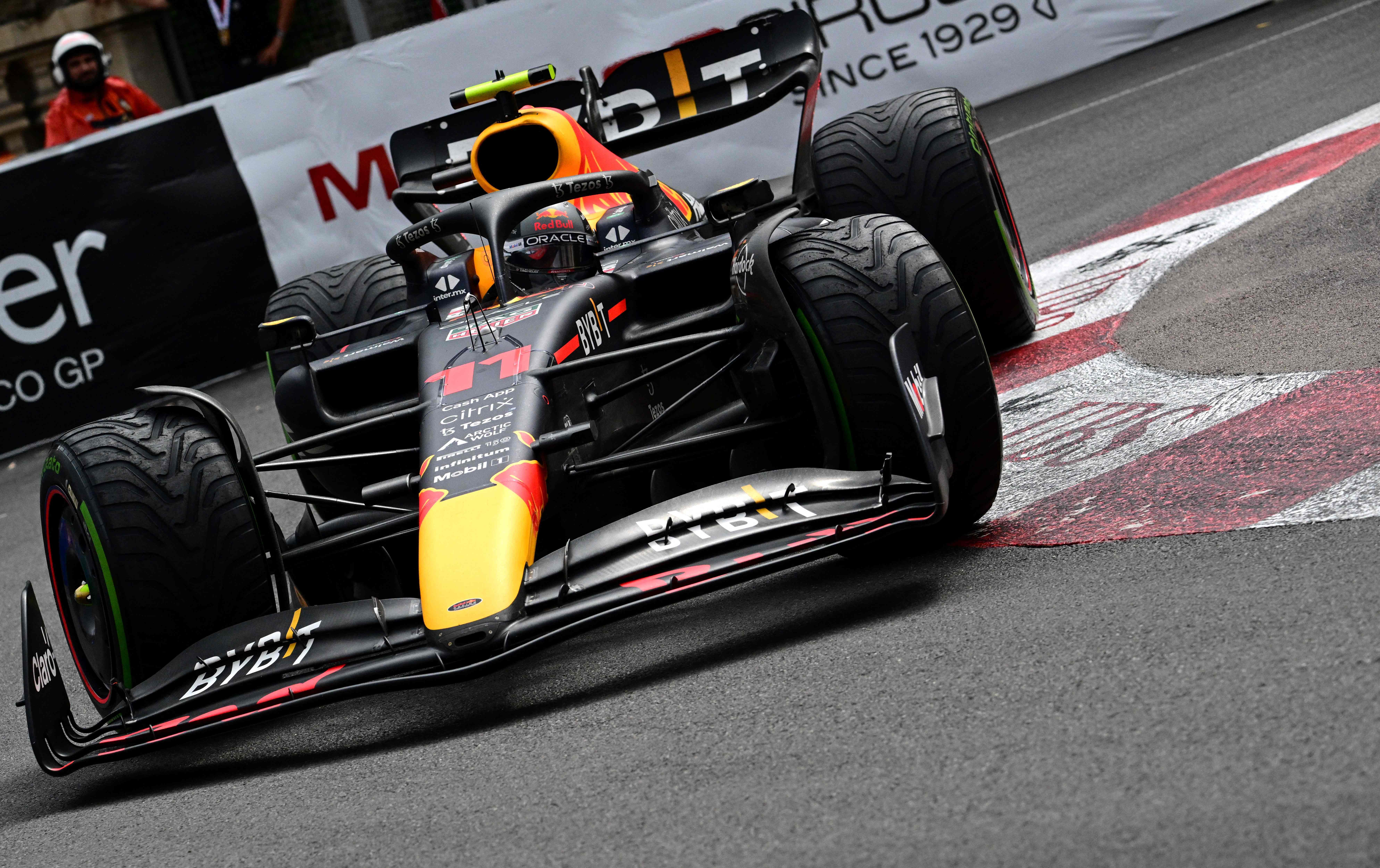 梅赛德斯横扫雷诺车队，佩雷兹点燃赛场