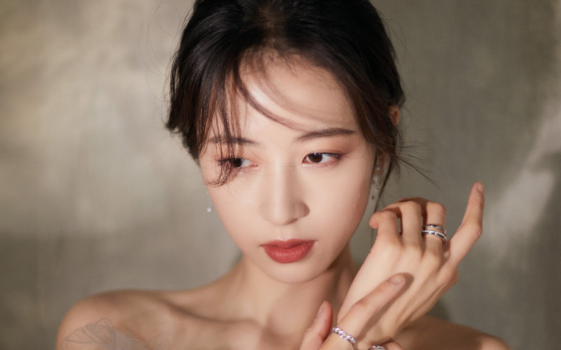 引擎轰鸣与篮板咆哮,当F1街道赛之夜见证浓眉彻底打爆防线